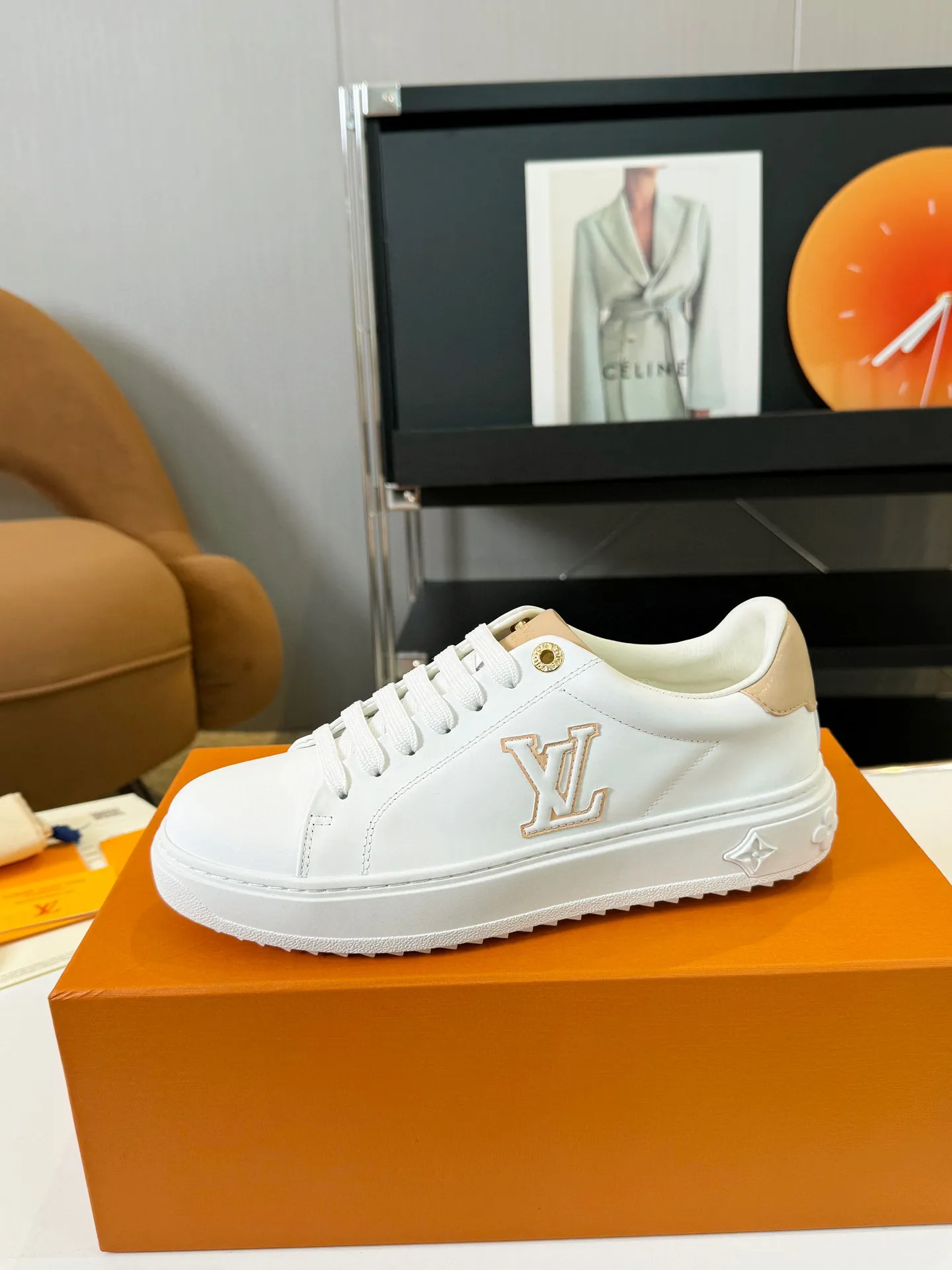 Men's Men's Shoes 💰💰660 Women's LV [Beverly Hills Sports Shoes Series] This Beverly Hills sports shoes are made of grained cow leather with Damier pattern, echoing the current season's leather goods series. The thick rubber outsole is lightweight, and an embossed Louis Vuitton logo adds a branding touch. Padded insole and technical fabric lining enhance comfort.  Detailed Features ♛ Embossed grained cowhide leather ♛ Ultra-lightweight rubber outsole ♛ Louis Vuitton logo on tongue and outsole ♛ Size: 35-40